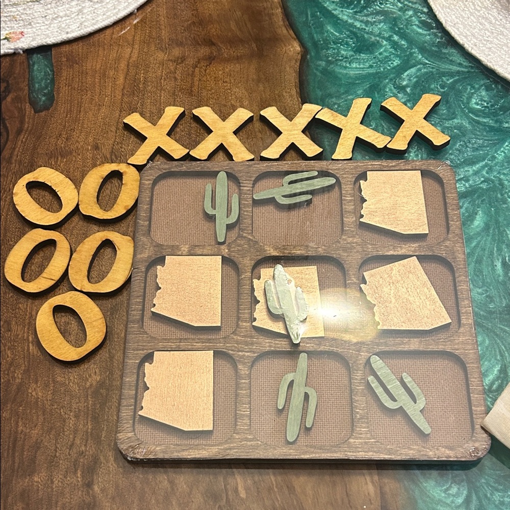Lima Hana Studio Tic tac toe, This Arizona vs. cactus Set measures 9" x 9".